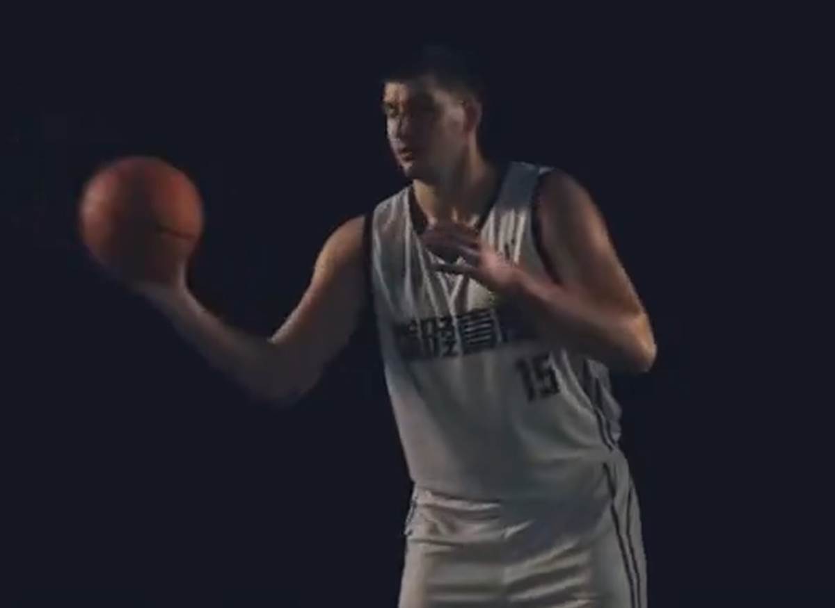 Jokic reklama patike (9).png