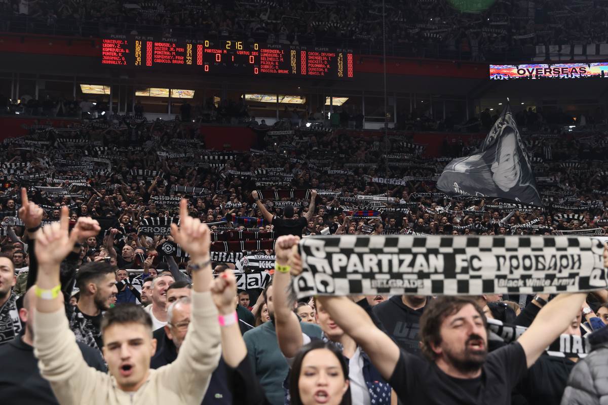 Partizan Virtus Grobari bacili plišane igračke na terenu