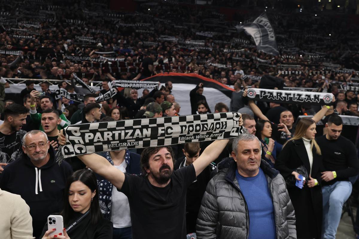 Partizan Virtus Grobari bacili plišane igračke na terenu