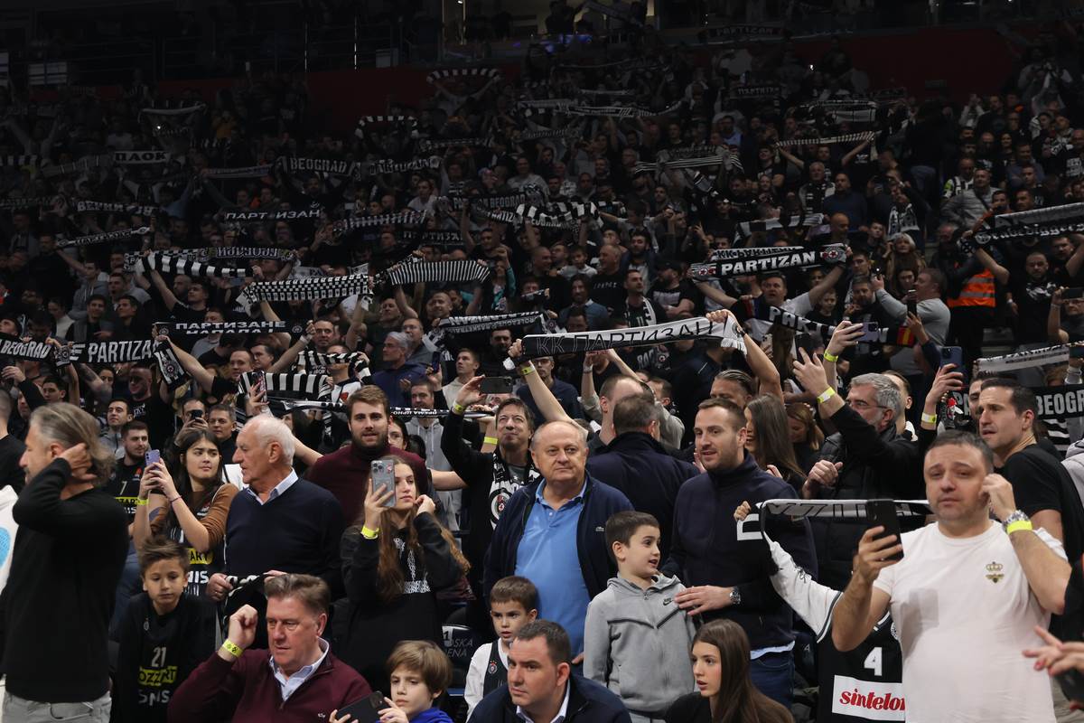 Partizan Virtus Grobari bacili plišane igračke na terenu