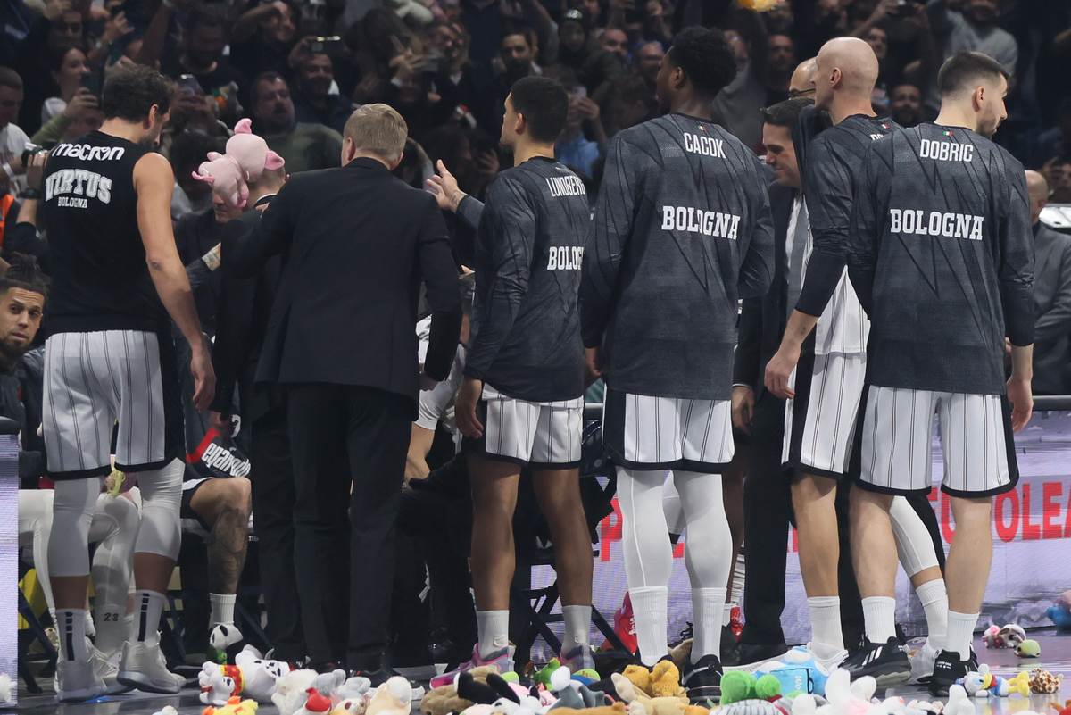 Partizan Virtus Grobari bacili plišane igračke na terenu