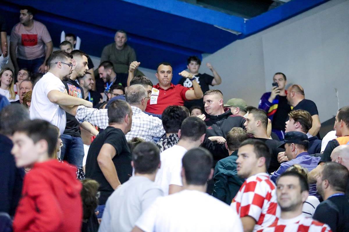 Tuča na vaterpolu Hrvatska Crna Gora 3.jpg