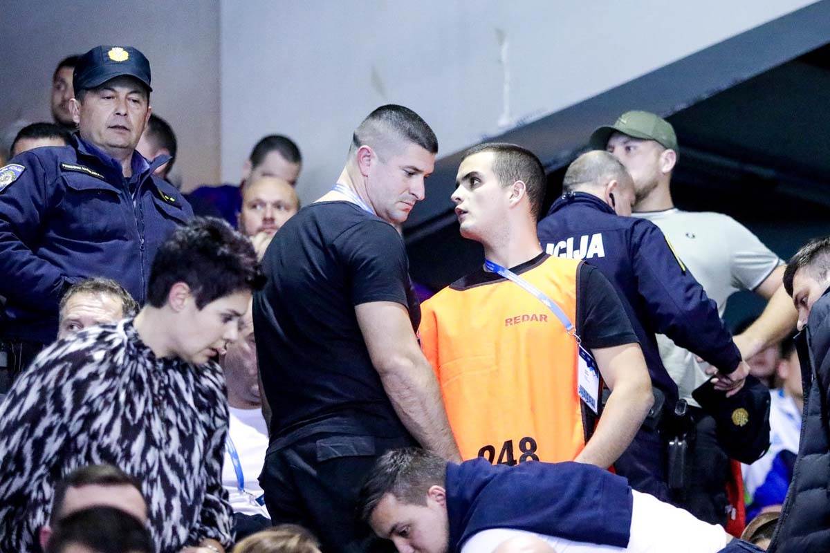 Tuča na vaterpolu Hrvatska Crna Gora 4.jpg