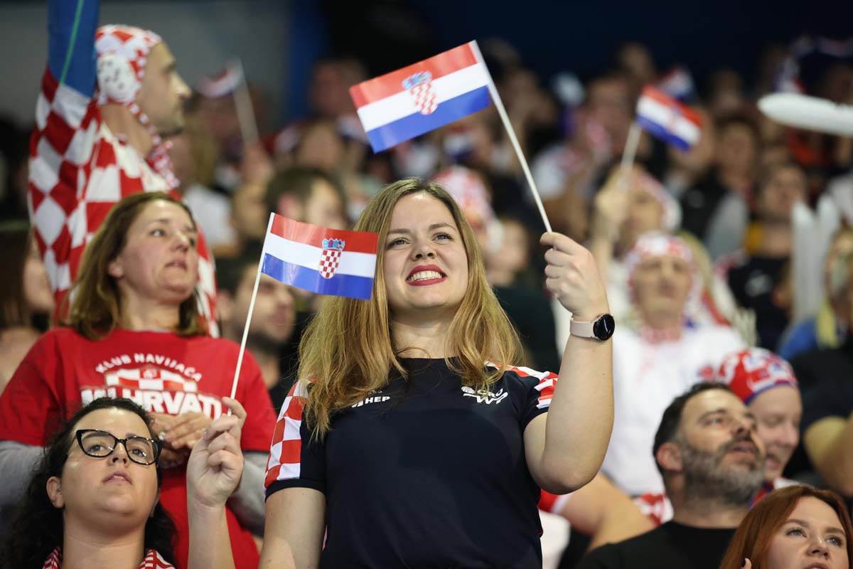 Tuča na vaterpolu Hrvatska Crna Gora 5.jpg