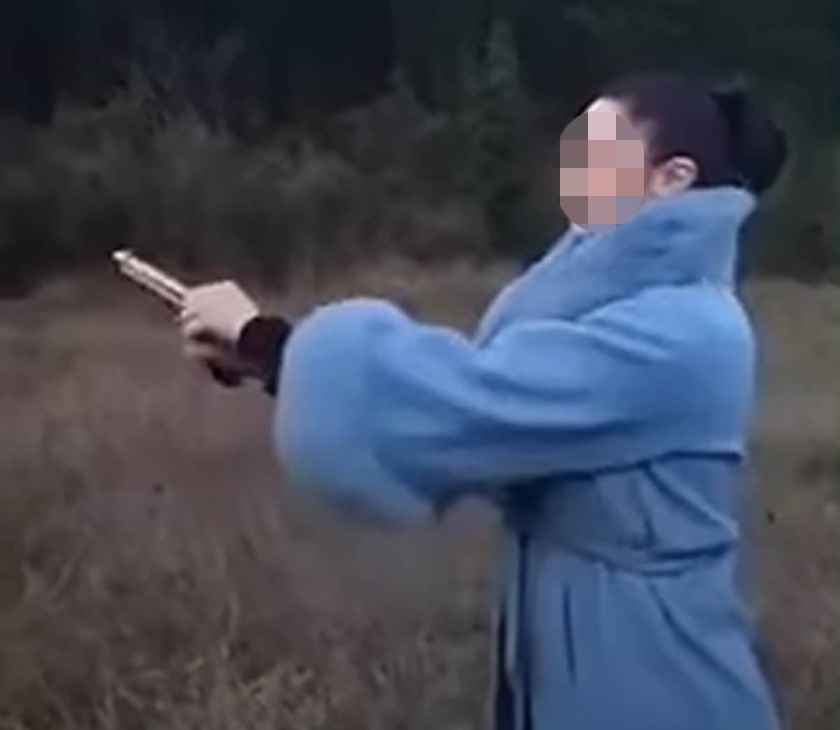 Devojka puca iz pistolja (5).png