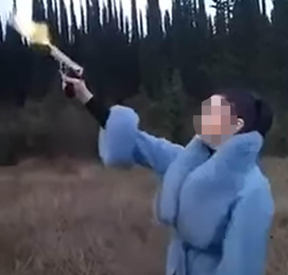 Devojka puca iz pistolja (4).png