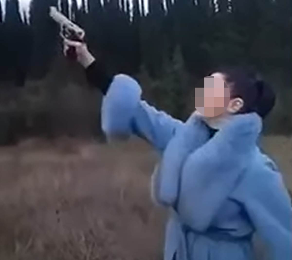 Devojka puca iz pistolja (3).png