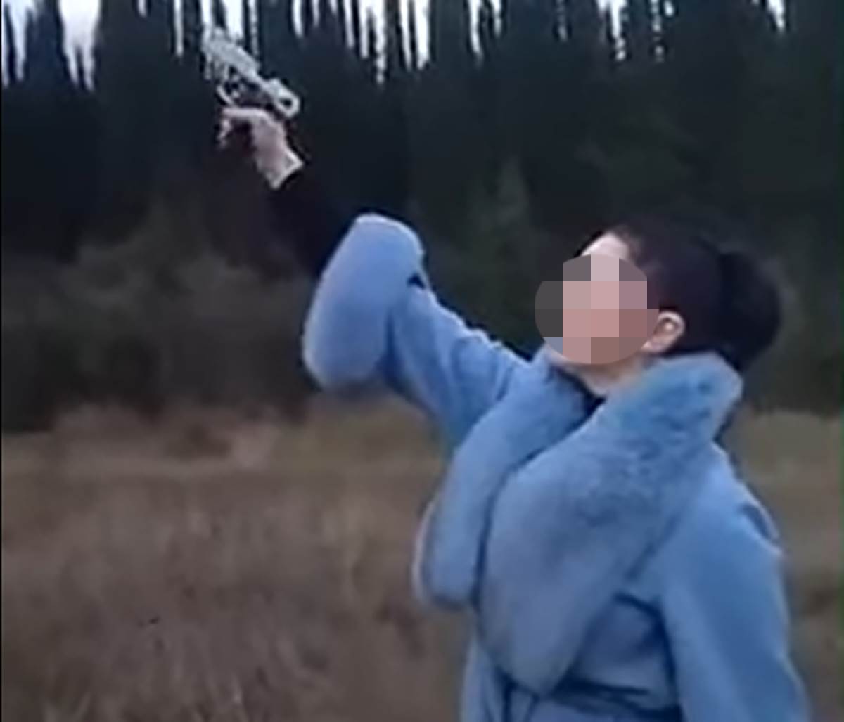 Devojka puca iz pistolja (2).png