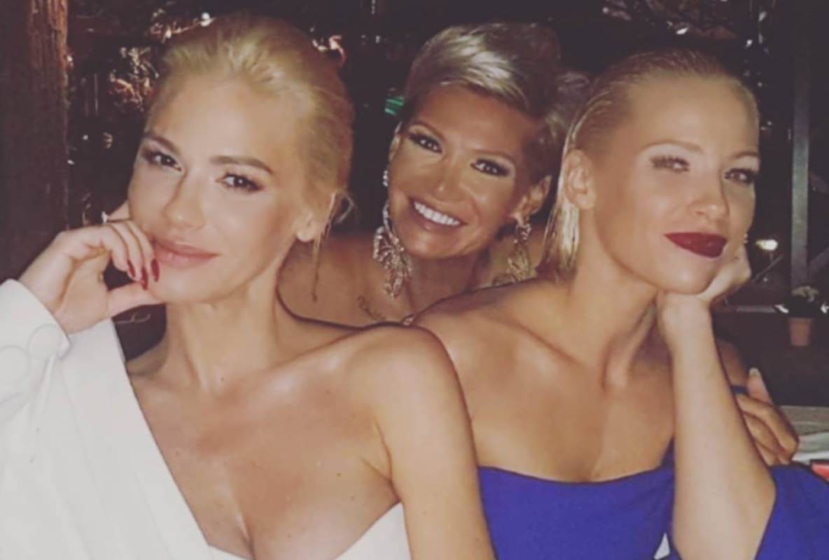 Nataša Bekvalac sa sestrama.jpg