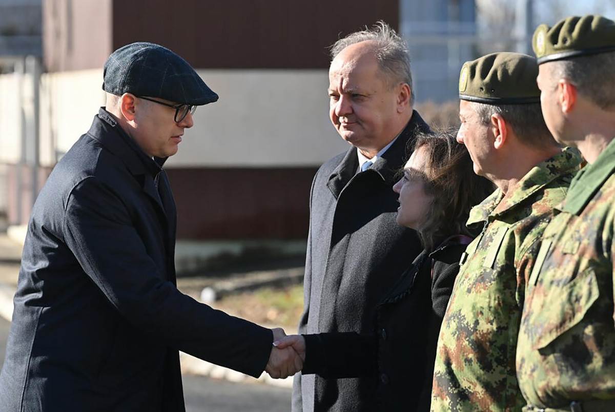 VOJNO ZDRAVSTVO DOBILO 15 NOVIH SANITETA (2).jpg