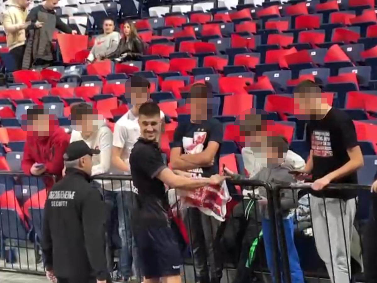 Vanja Marinković se potpisuje na Zvezdin dres (5).jpg