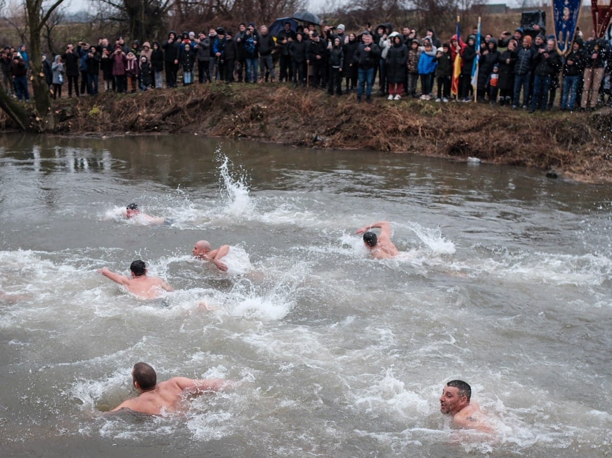 Vracev Gaj Plivanje za casni krst 3.jpeg