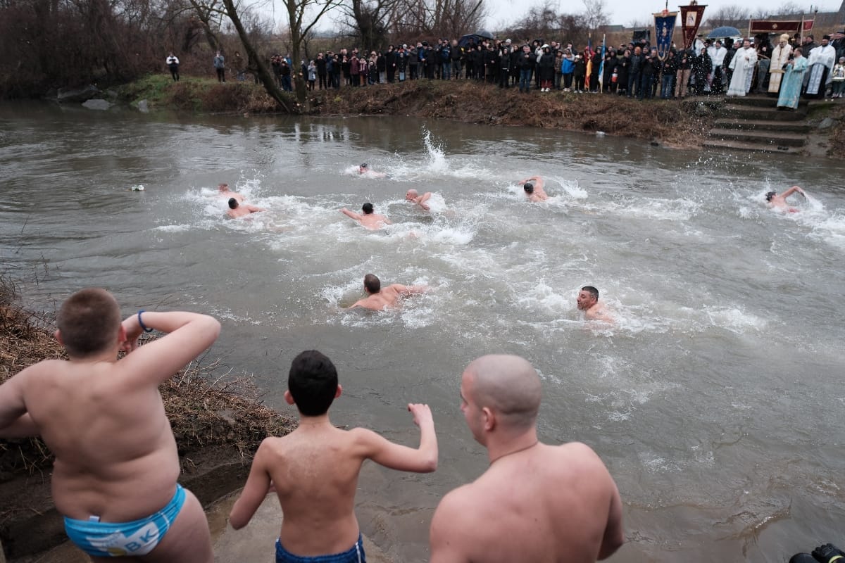 Vracev Gaj Plivanje za casni krst 4.jpeg