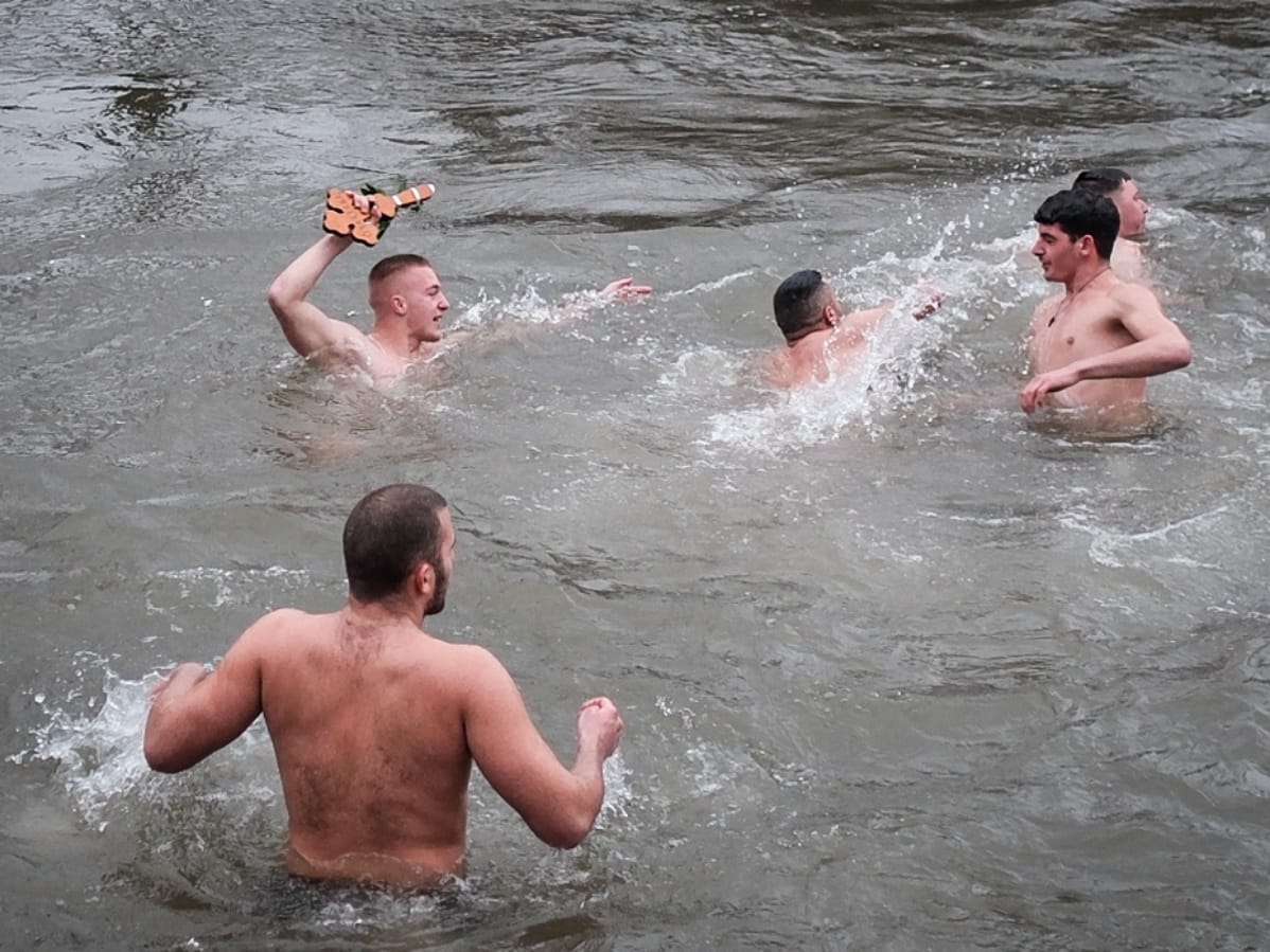 Vracev Gaj Plivanje za casni krst 8.jpeg