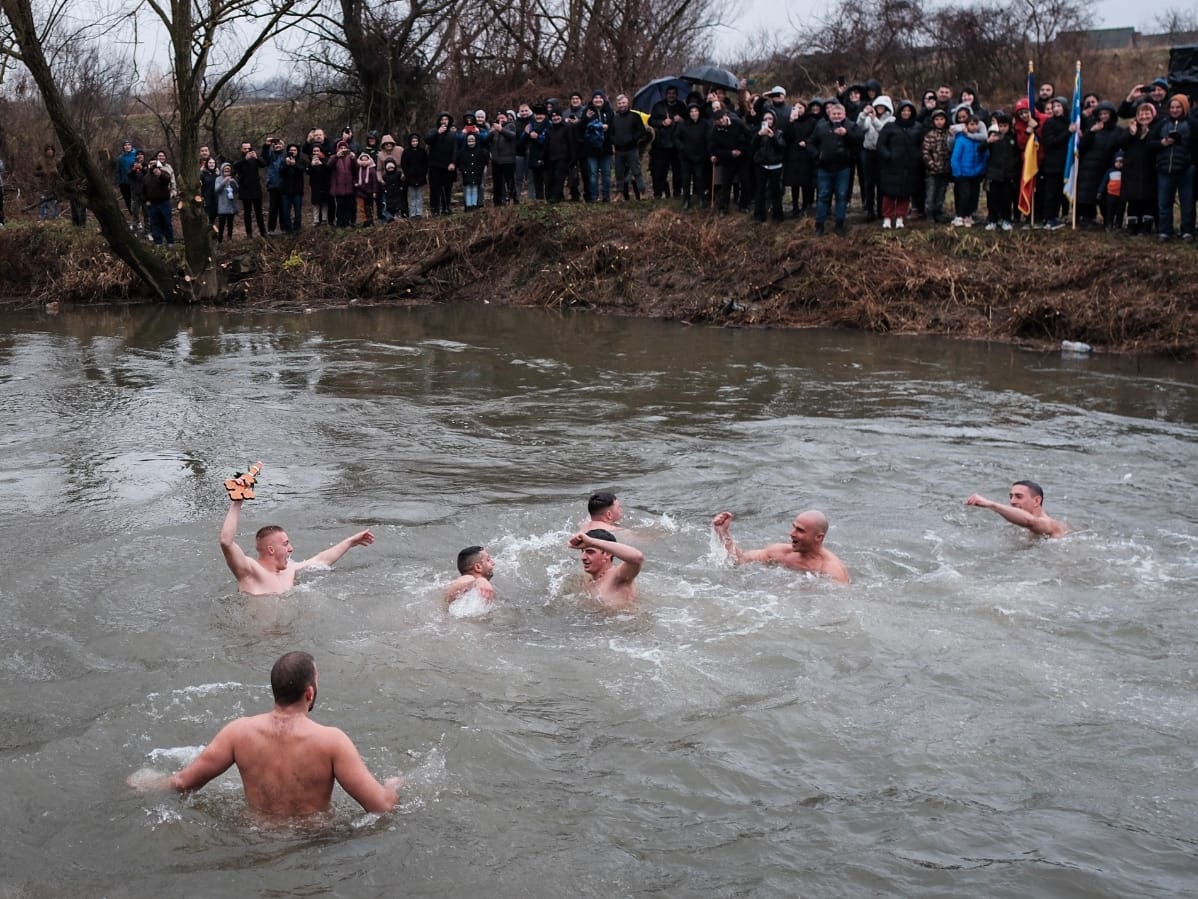 Vracev Gaj Plivanje za casni krst 11.jpeg