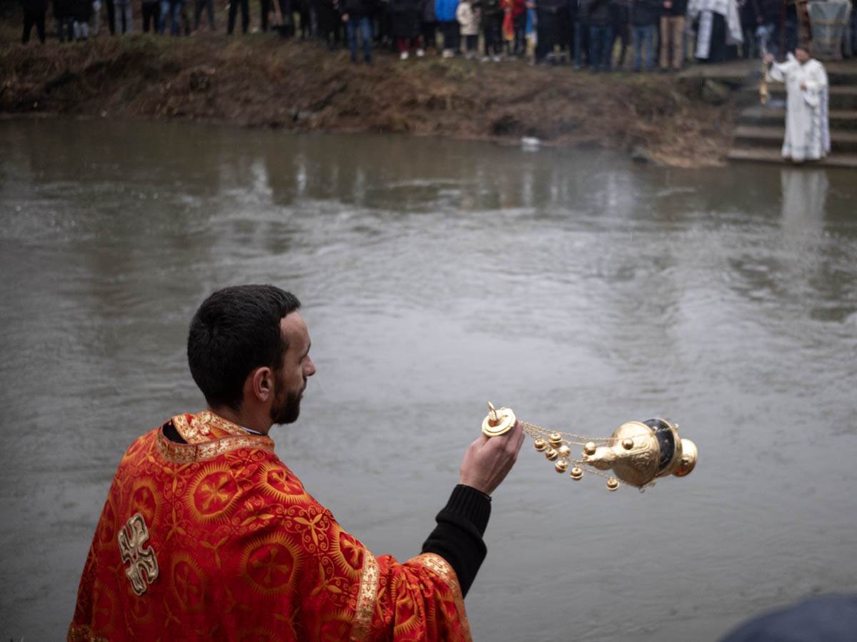 Dete od dve godine se okupalo u reci Neri u Srbiji za Bogojavljenje