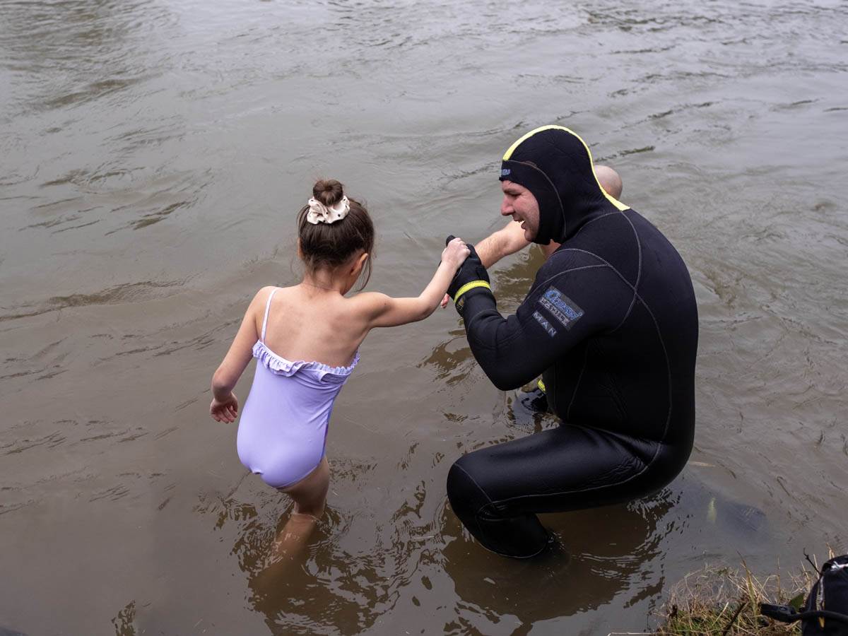 Dete od dve godine se okupalo u reci Neri u Srbiji za Bogojavljenje