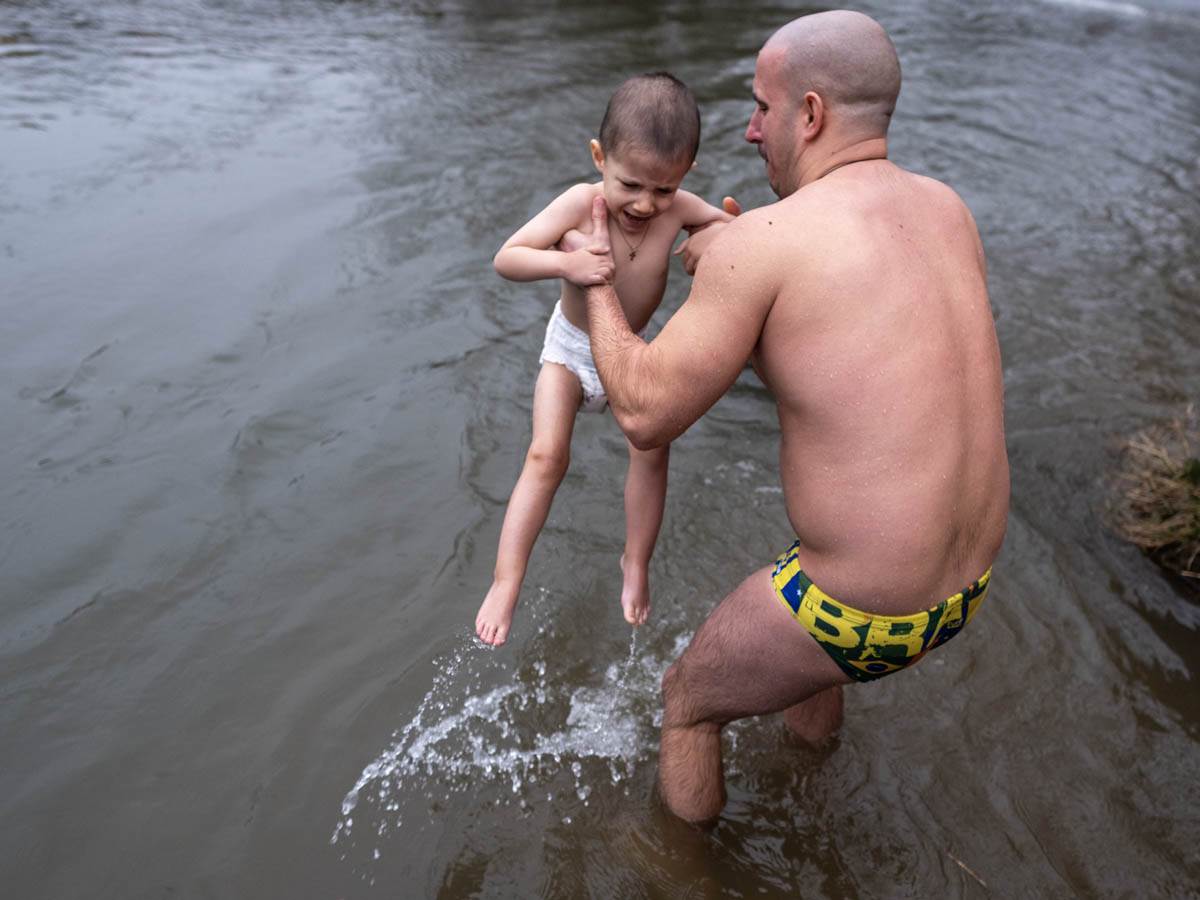 Dete od dve godine se okupalo u reci Neri u Srbiji za Bogojavljenje