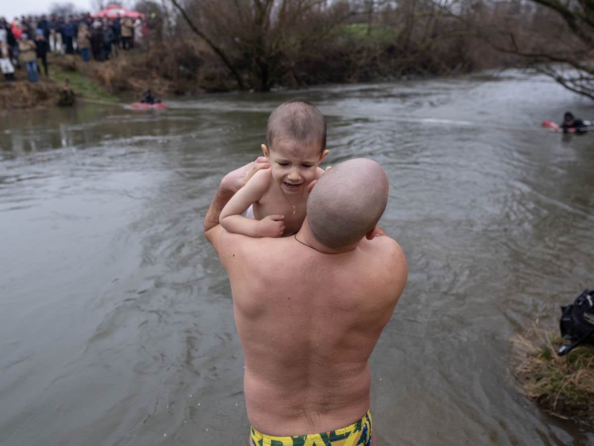 Dete od dve godine se okupalo u reci Neri u Srbiji za Bogojavljenje