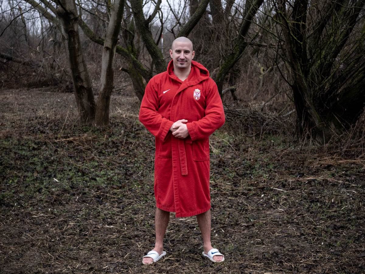 Dete od dve godine se okupalo u reci Neri u Srbiji za Bogojavljenje