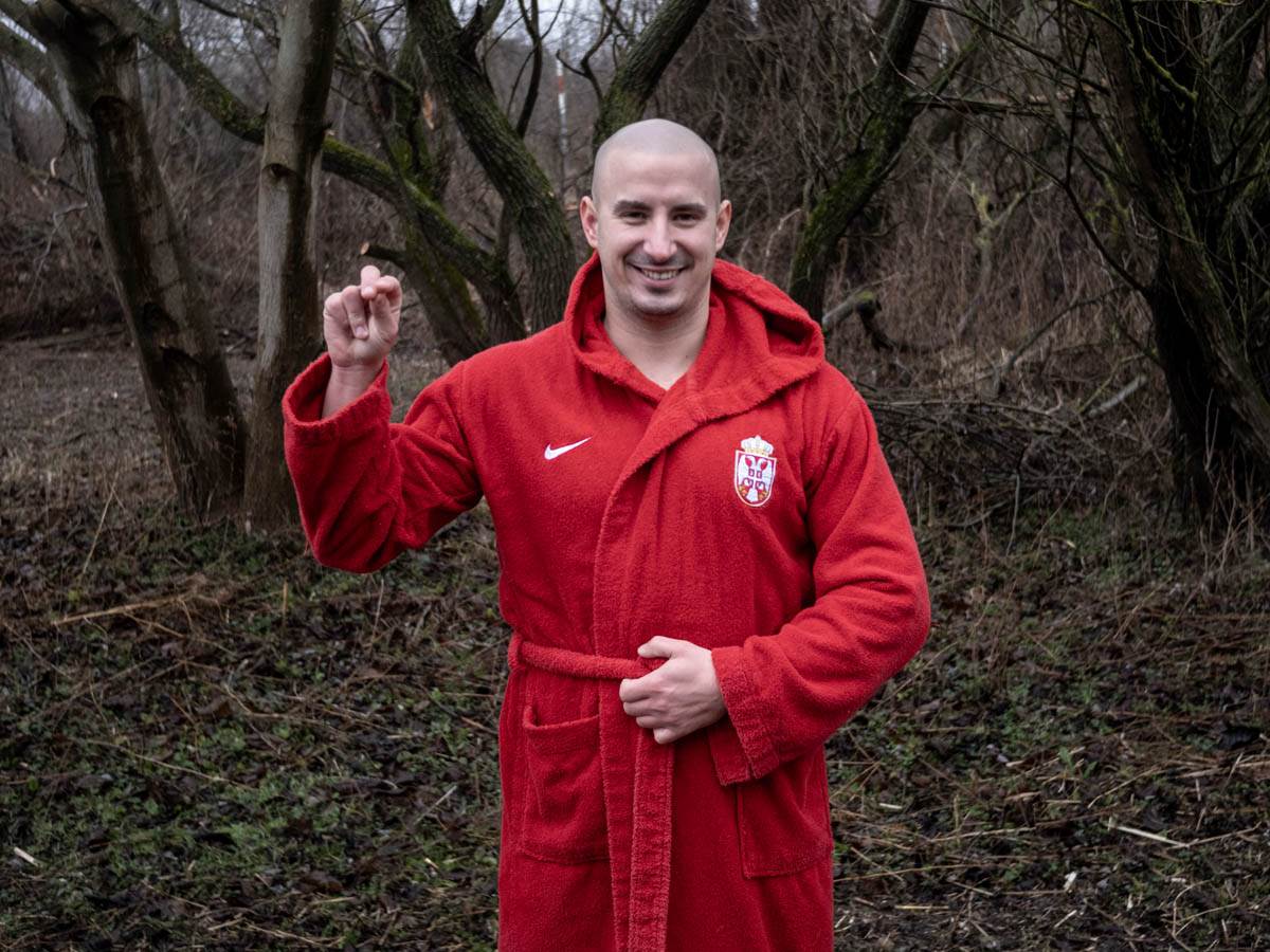 Dete od dve godine se okupalo u reci Neri u Srbiji za Bogojavljenje