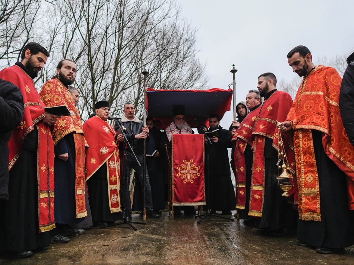 Dete od dve godine se okupalo u reci Neri u Srbiji za Bogojavljenje