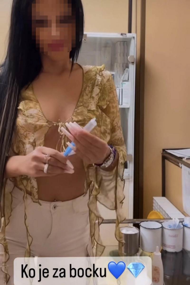 Polugola  u  ordinaciji.jpg