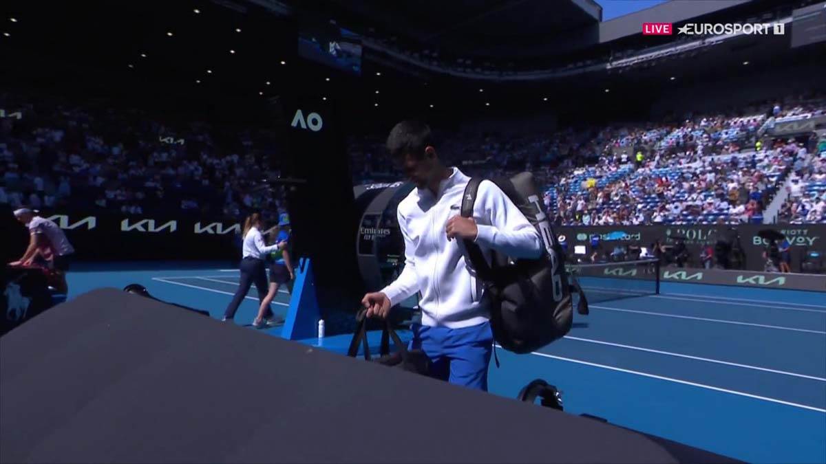 Novak Đoković izlazi na teren 3.jpg