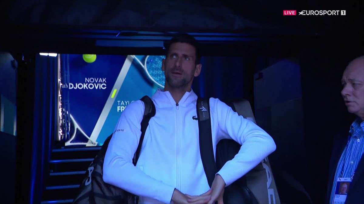 Novak Đoković izlazi na teren 4.jpg