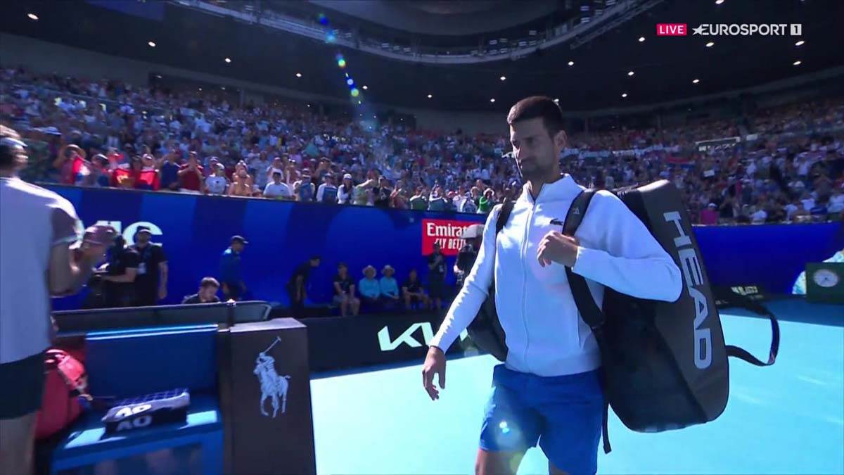 Novak Đoković izlazi na teren 5.jpg