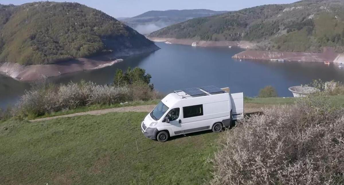 MILOŠ VEĆ GODINU ŽIVI U KAMPERU  (1).jpg