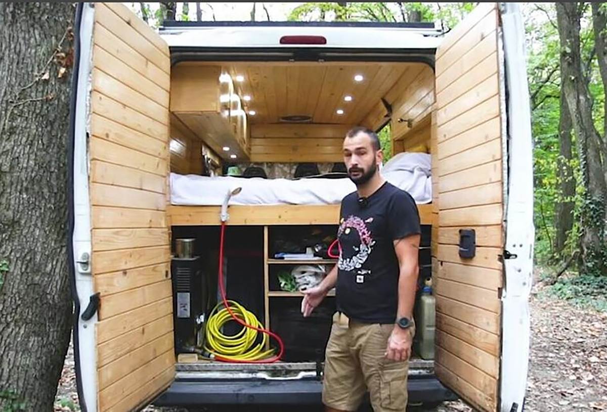 MILOŠ VEĆ GODINU ŽIVI U KAMPERU  (1).jpg