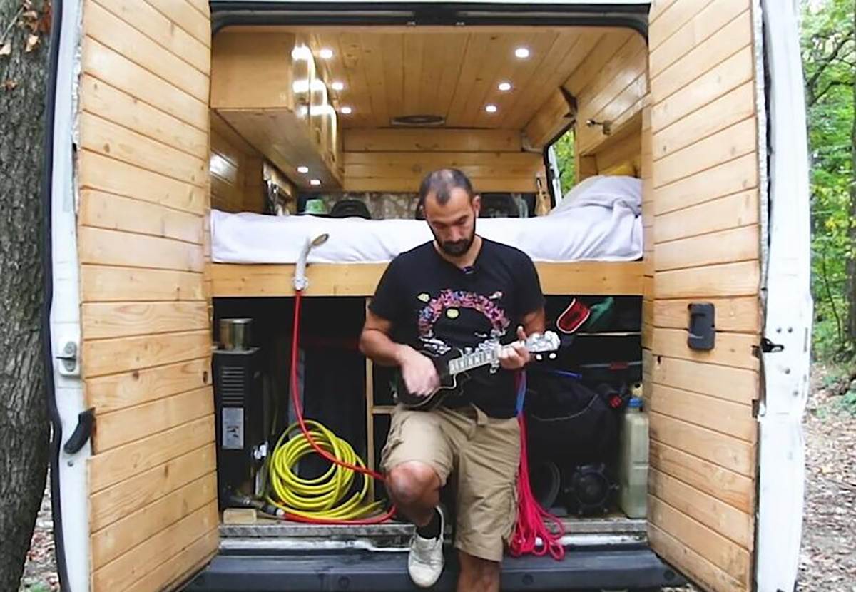 MILOŠ VEĆ GODINU ŽIVI U KAMPERU  (4).jpg