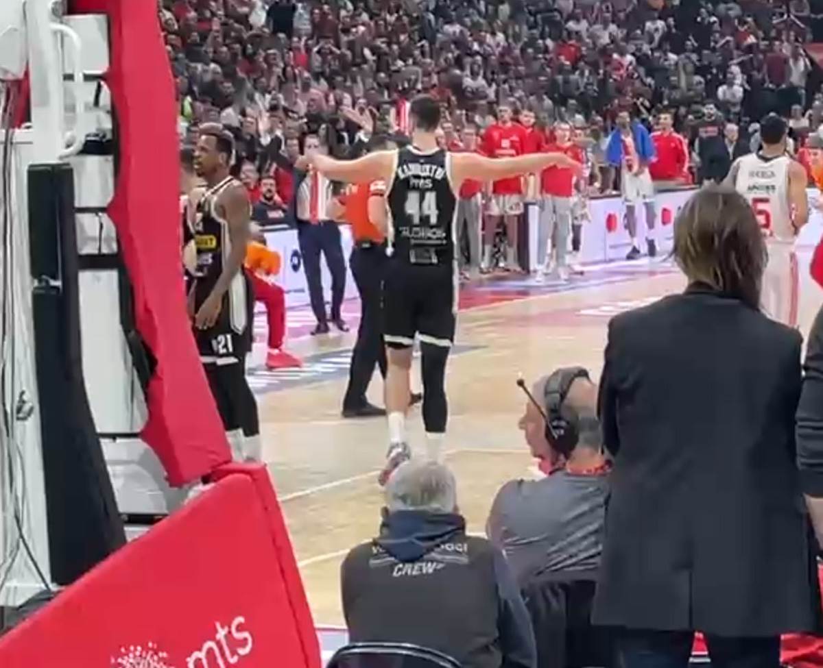 Prekid meča u Areni (6).jpg