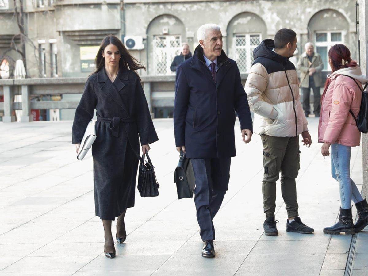 Roditelji su stavili slike dece na sto u predvorju (8).jpg