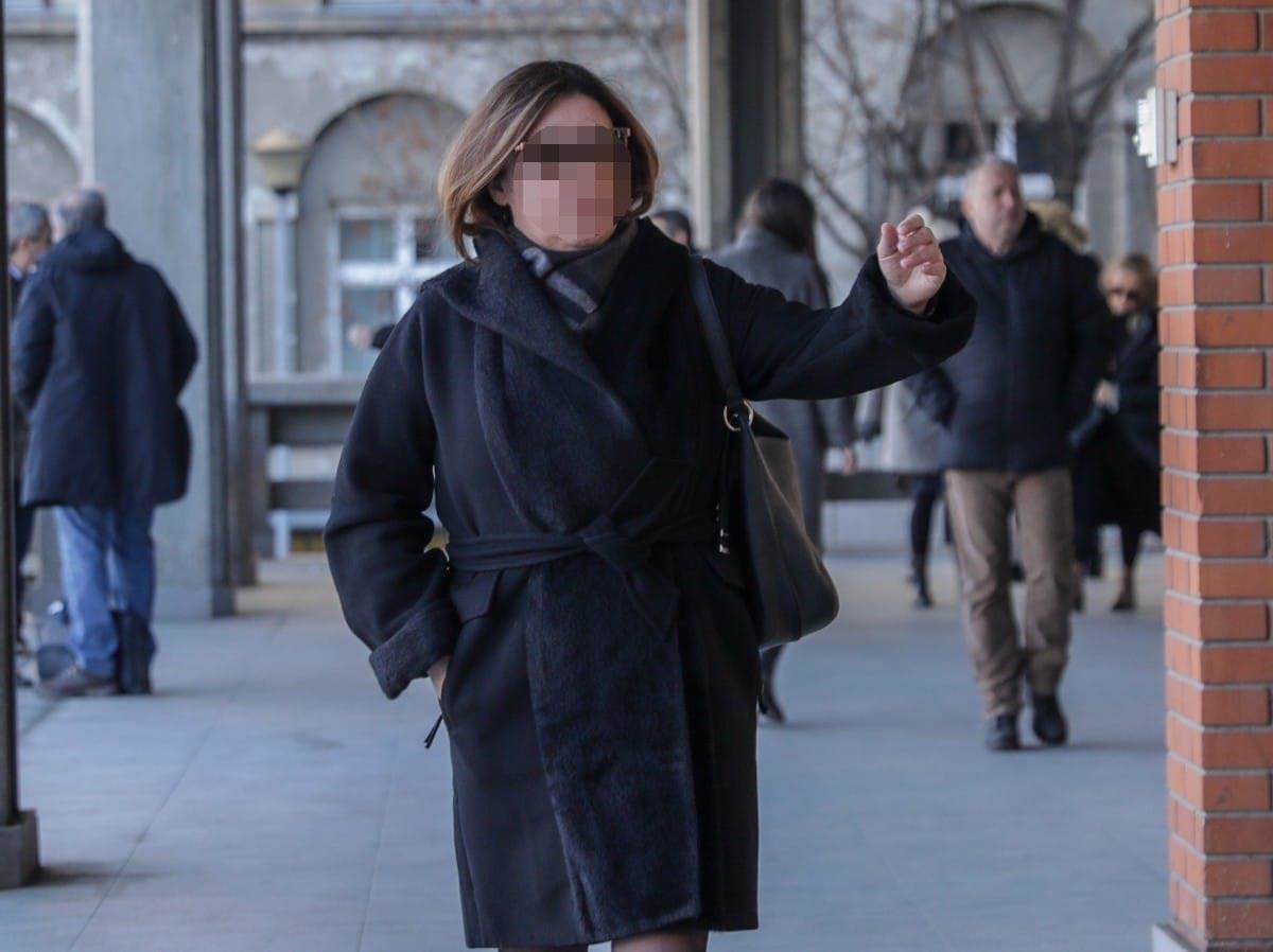 Roditelji su stavili slike dece na sto u predvorju (2).jpg