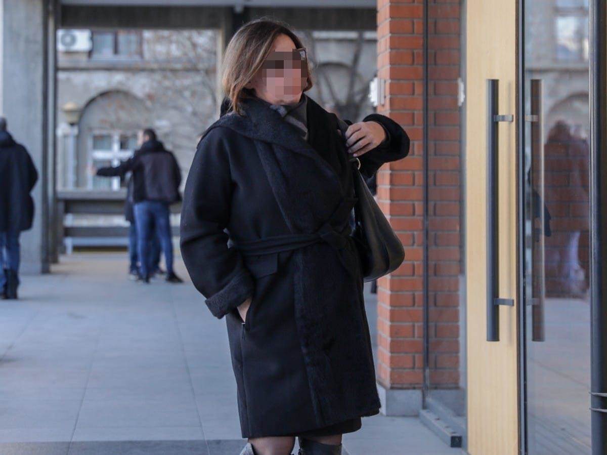 Roditelji su stavili slike dece na sto u predvorju (3).jpg