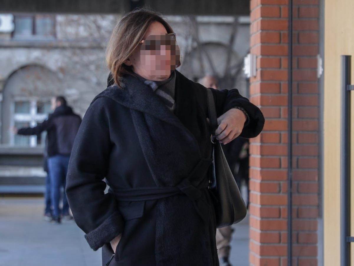 Roditelji su stavili slike dece na sto u predvorju (4).jpg