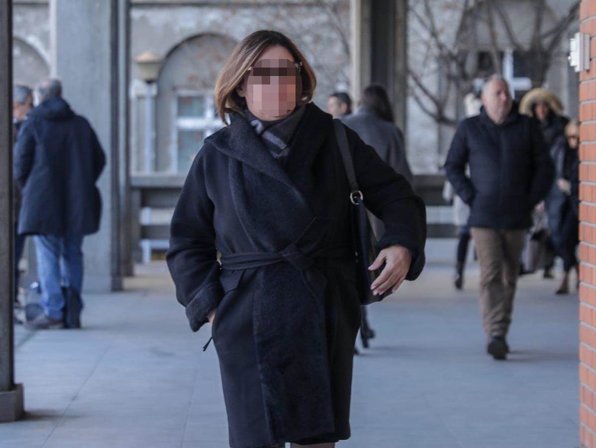 Roditelji su stavili slike dece na sto u predvorju (1).jpg