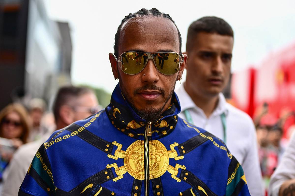 Luis Hamilton u Versaće odeći na stazi