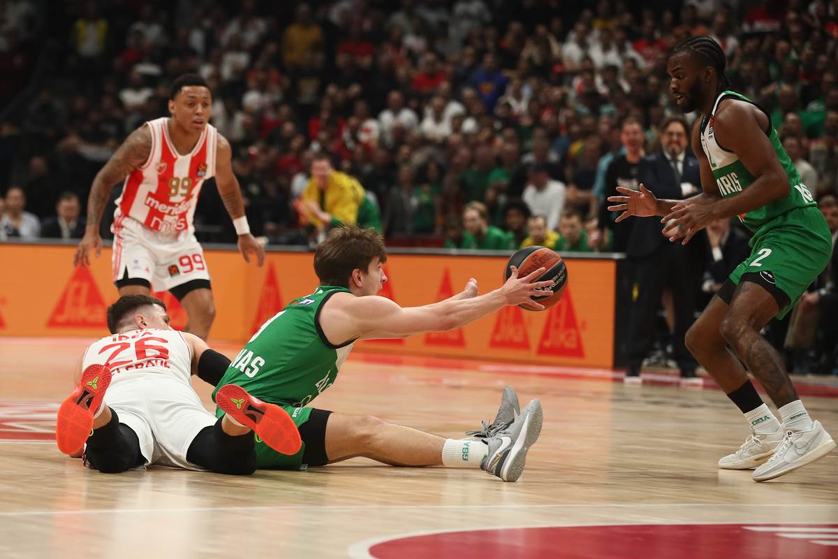 Delije aplaudiraju igračima Crvene zvezde uprkos porazu u Evroligi