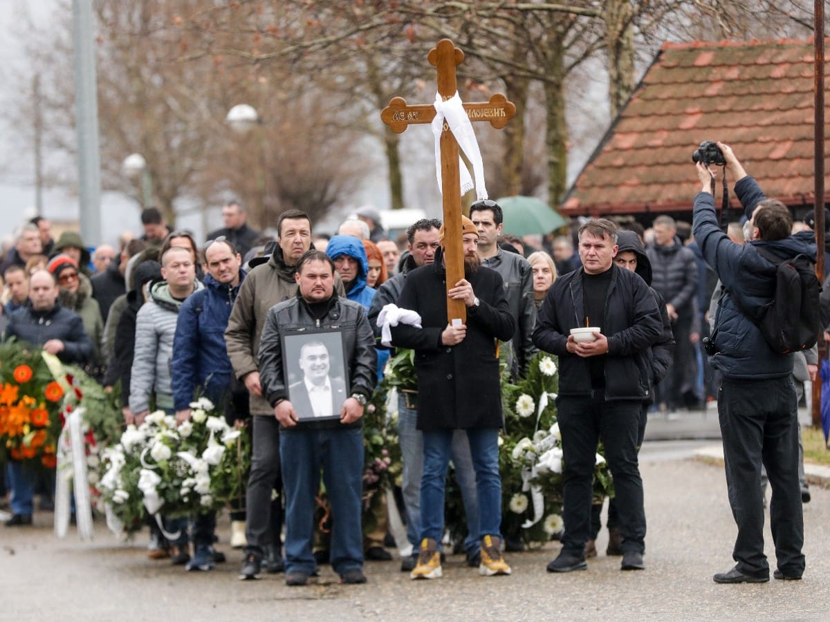 Povorka i iznosenje kovcega (5).jpg