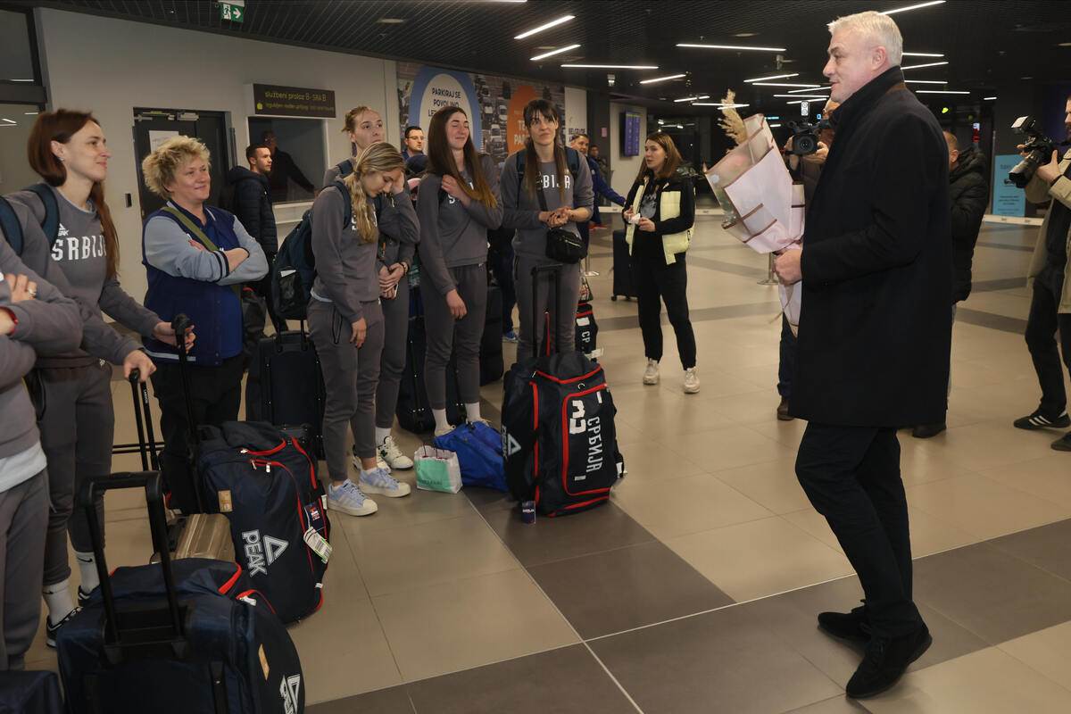 Ženska reprezentacija doček (17).JPG