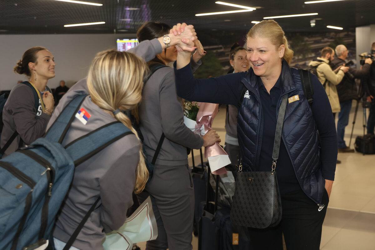 Ženska reprezentacija doček (2).JPG