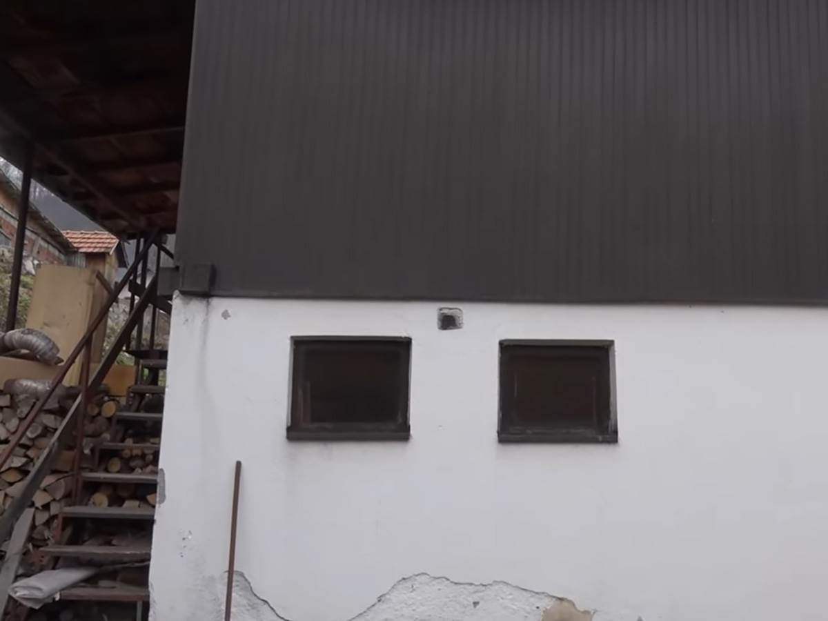 Nakon života u hraniteljskoj porodici vratili se na dedovinu i naša pomoć im je zaista potrebna  (11).jpg