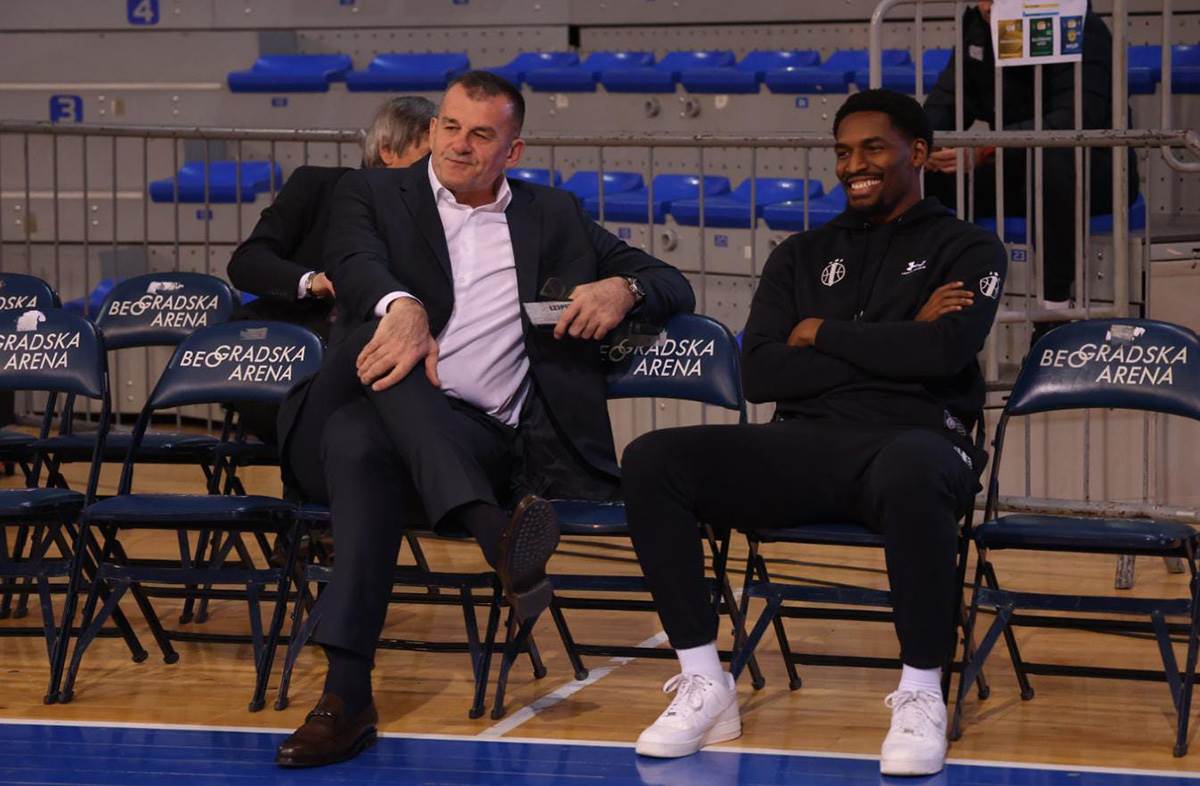 Ulazak Partizanovih igraca u halu, pored Zvezdinih koji daju izjave (3).jpg