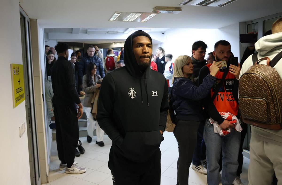 Ulazak Partizanovih igraca u halu, pored Zvezdinih koji daju izjave (4).jpg