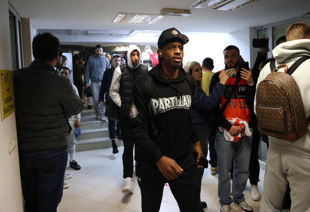 Ulazak Partizanovih igraca u halu, pored Zvezdinih koji daju izjave (6).jpg