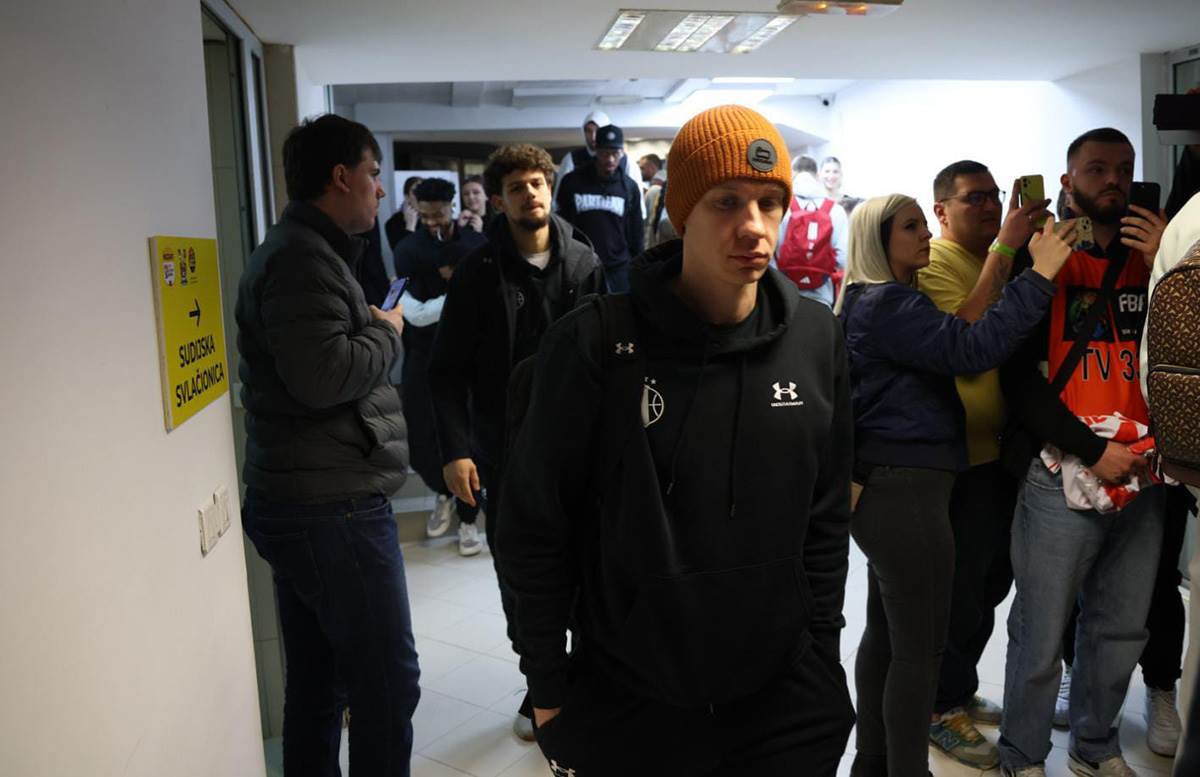 Ulazak Partizanovih igraca u halu, pored Zvezdinih koji daju izjave (8).jpg