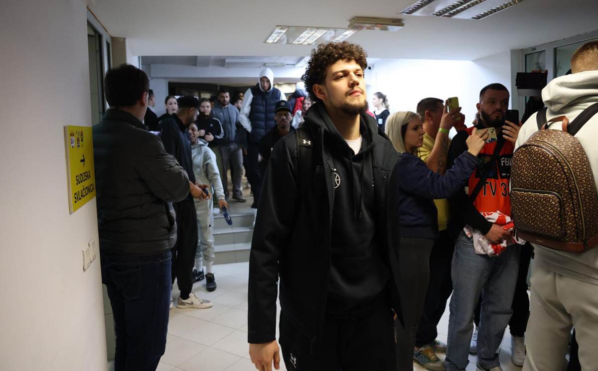 Ulazak Partizanovih igraca u halu, pored Zvezdinih koji daju izjave (9).jpg